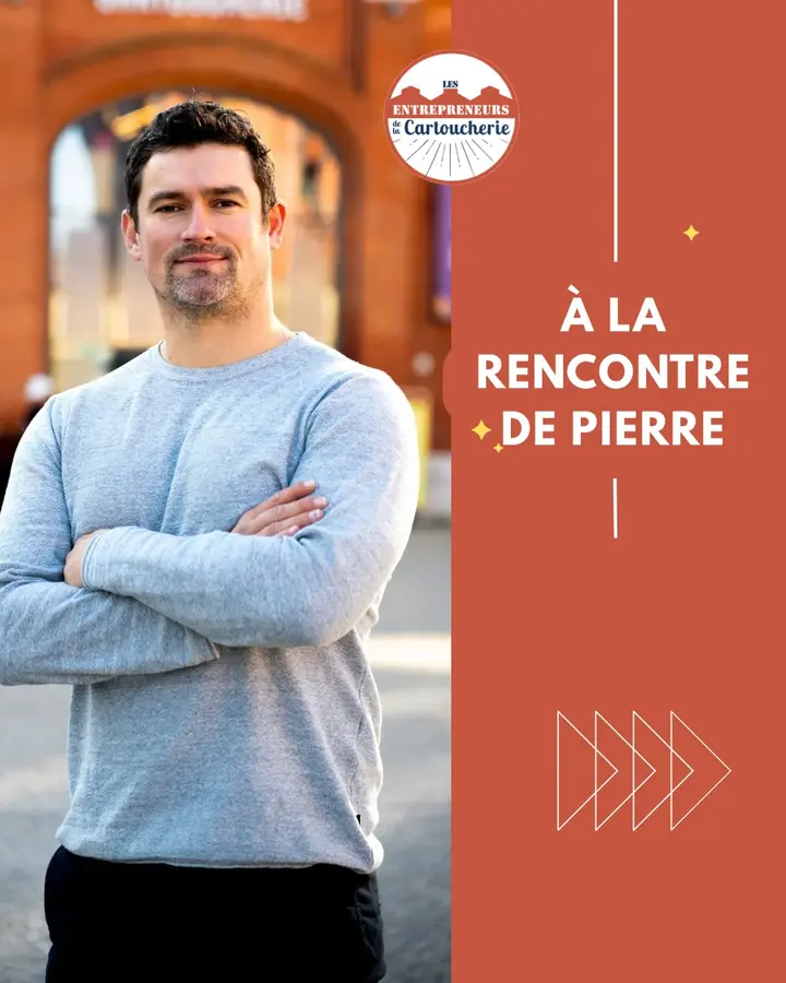 À la rencontre de Pierre. Photo de Pierre, bras croisés, en pull gris devant la Halle de la Cartoucherie (photo : @claire_portraits).